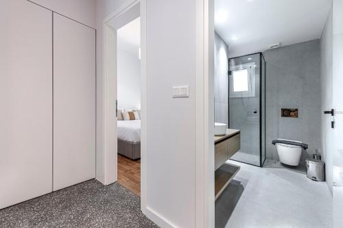 Phaedrus Living: Luxury Flat Panormou في أثينا: حمام أبيض مع حوض ومرحاض