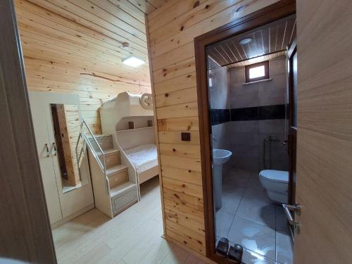 ウズンギョルにあるEŞ Pansiyonのバスルーム(シャワー、トイレ付)が備わります。