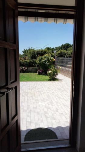 una porta aperta con vista su un patio di Casa Josè a Marta