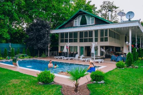 une maison avec une piscine dans la cour dans l'établissement Lotus Sapanca-Private Villa with private Pier and heated pool, à Serdivan