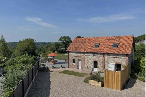 une petite maison en briques avec un toit rouge dans l'établissement LA GRANGE, à Cocquerel