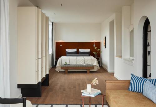 Habitación de hotel con cama y sofá en Morgan & Mees Rotterdam en Róterdam