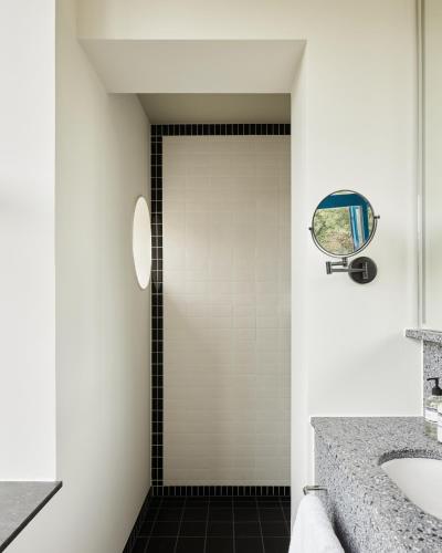 a bathroom with a sink and a mirror at Morgan & Mees Rotterdam in Rotterdam