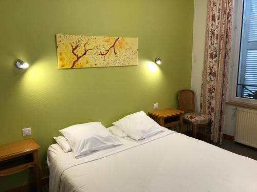 - une chambre avec un lit blanc et une peinture murale dans l'établissement Hôtel du Rangen, à Thann