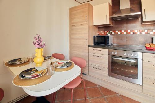 Кухня або міні-кухня у L'Alsacien Artiste - Art - Moderne - Wifi - Netflix