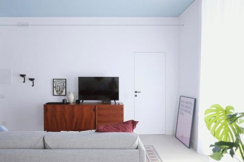 拉斯佩齊亞的住宿－Casa Umbertina，带沙发和平面电视的客厅