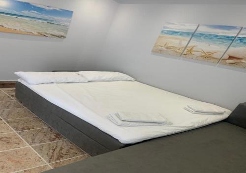 Katil atau katil-katil dalam bilik di Fishta apartments Q5 35