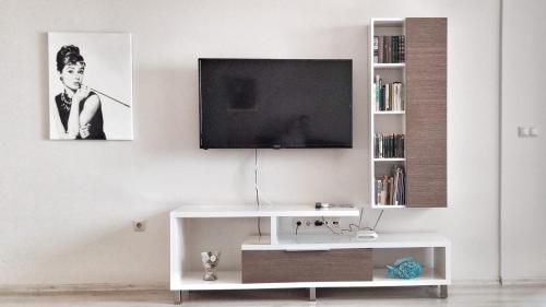 Μια τηλεόραση ή/και κέντρο ψυχαγωγίας στο La Mer spacious Apartment with a Sea View