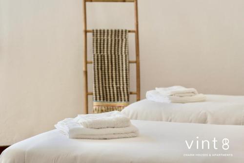Un pat sau paturi într-o cameră la Apartamento do Arquinho II- by VinteOito