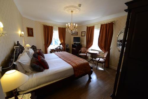 Gallery image of Chateau Du Boisniard in Chambretaud
