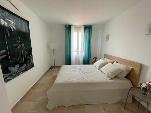 sypialnia z łóżkiem i dużym oknem w obiekcie Endoume mon amour w Marsylii