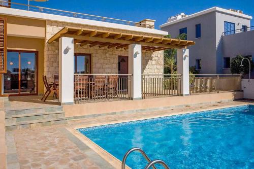 een zwembad voor een huis bij Coral Olympus Hera in Peyia