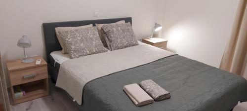 ein Schlafzimmer mit einem großen Bett, auf dem zwei Handtücher liegen in der Unterkunft Kristy in Artemida