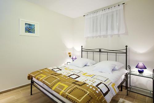 een slaapkamer met een bed met een gele en zwarte sprei bij Apartments Ragusa Palace 1 Djardin in Dubrovnik