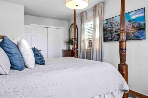 1 dormitorio con 1 cama con almohadas azules y blancas en Beautiful Renovated Beach Condo in Center of OC, en Ocean City