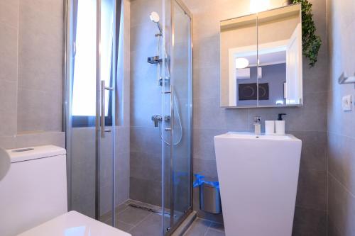 ein Bad mit einer Dusche, einem WC und einem Waschbecken in der Unterkunft Aquarium Residence Penthouse 7 in Mamaia Nord – Năvodari