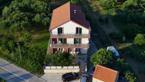 einen Blick über ein Haus mit Balkon in der Unterkunft Apartmani Sladic in Skradin