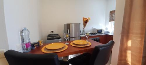 a kitchen with a table with two glasses of wine at Coco Lux Studio Grand Baie in Grand Baie