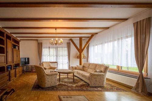 - un salon avec deux chaises, un canapé et une table dans l'établissement Ferienwohnung Kleinmünster, 