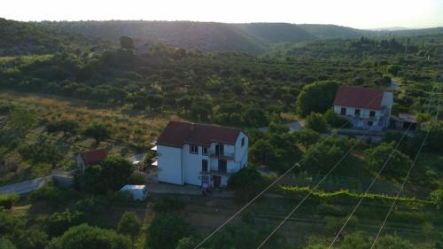 eine Luftansicht eines Hauses auf einem Feld in der Unterkunft Apartmani Sladic in Skradin