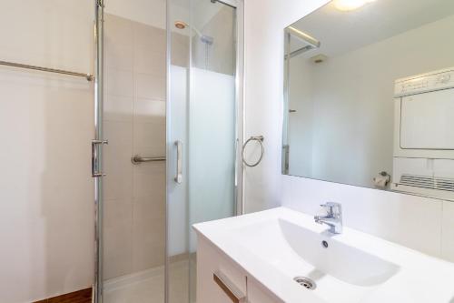 a bathroom with a sink and a shower at Flatguest Triana urbano in Las Palmas de Gran Canaria