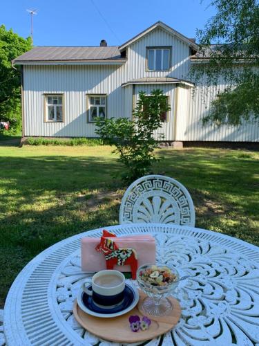 a table with a plate of food on top of it at Uppleva att bo på en gammal gård in Kumlinge