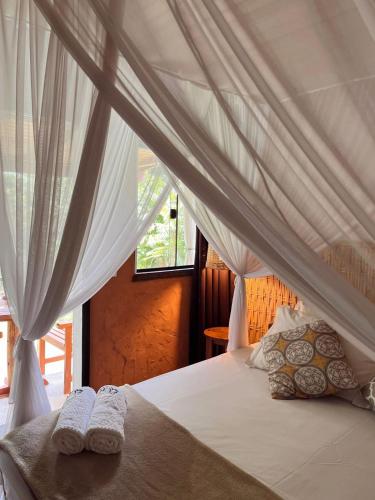um quarto com uma cama com duas toalhas brancas em Quinta da Bocaina em Amparo