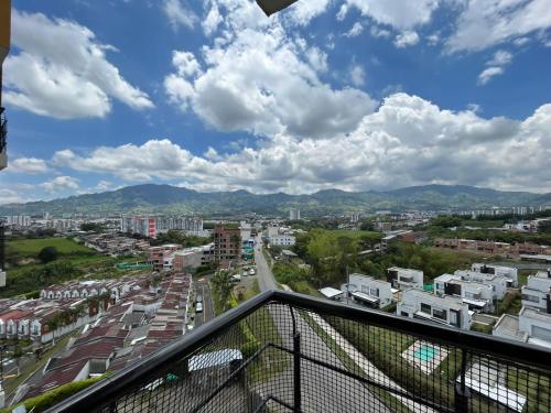 balkon z widokiem na miasto w obiekcie Mirador de La Pradera w mieście Dosquebradas