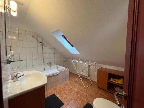 uma casa de banho com um lavatório, um chuveiro e uma banheira em Solar Apartman em Vonyarcvashegy