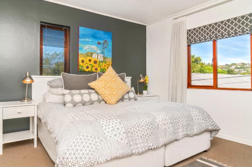 1 dormitorio con cama blanca y ventana en Founders Keepers - Leisure Isle, en Knysna