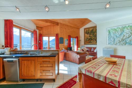une cuisine et un salon avec un canapé dans l'établissement Les Terrasses de Bel Alp, à Saint-Gervais-les-Bains