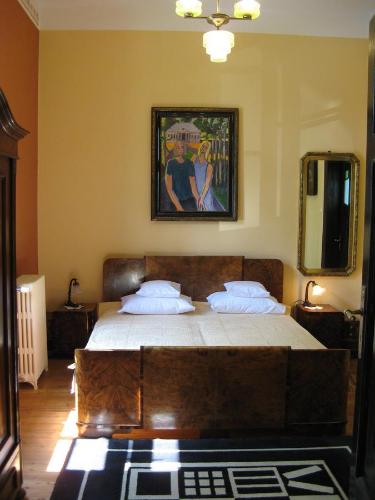 a bedroom with a large bed in a room at Dwór Bieganów in Bieganów
