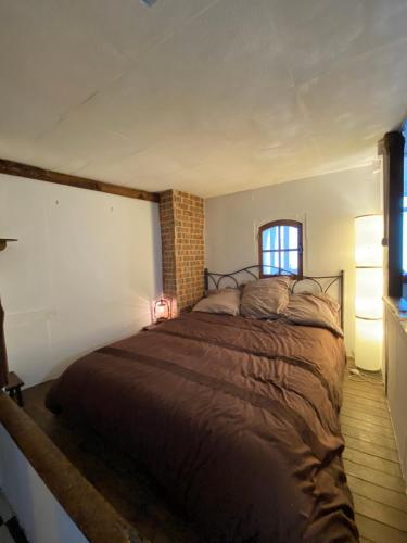 un grand lit dans une chambre avec une fenêtre dans l'établissement Appartement cosy Trouville, Plage & centre à pied, à Trouville-sur-Mer