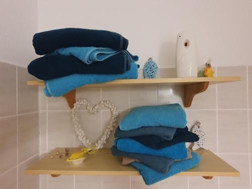a pile of towels on a shelf in a bathroom at Casa Vogelsberg in Schotten