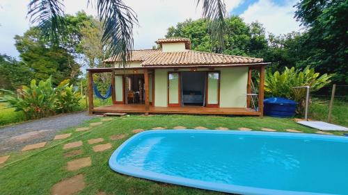 The swimming pool at or close to Refúgio do Sargi Casas de Temporada - Nossa Xodó