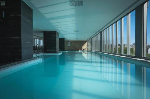 una piscina vacía en un edificio con ventanas en Best place to stay in Buenos Aires en Buenos Aires