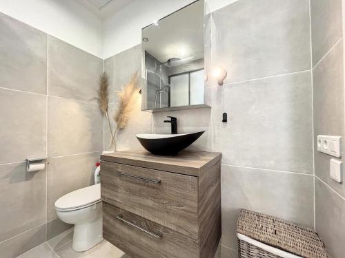 une salle de bain avec un lavabo et des toilettes dans l'établissement Appartement Familial - Central & Spacieux - Les Frères de la Loc', à Marseille