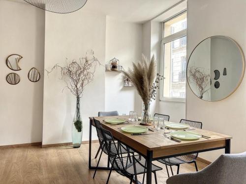 - une salle à manger avec une table, des chaises et un miroir dans l'établissement Appartement Familial - Central & Spacieux - Les Frères de la Loc', à Marseille