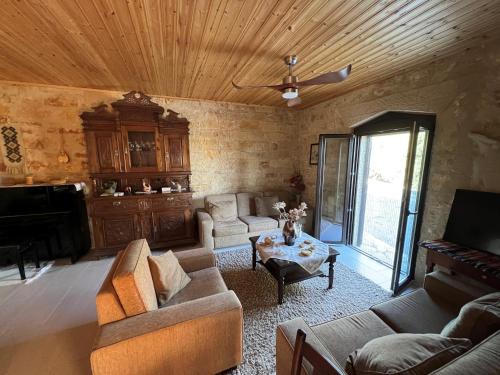un soggiorno con divano e pianoforte di Cosy Piano village cottage in Pachna a Pachna