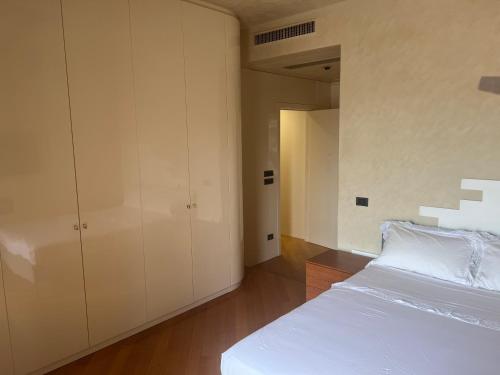 - une chambre avec un lit blanc et une armoire dans l'établissement Stella di mare, à Pescara