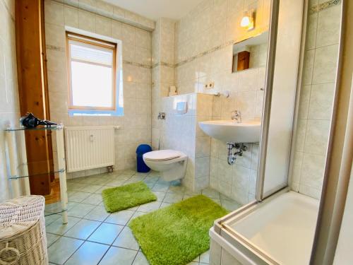 a bathroom with a toilet and a sink and a shower at Haus Nemo - Ferienwohnung 10 in Heringsdorf