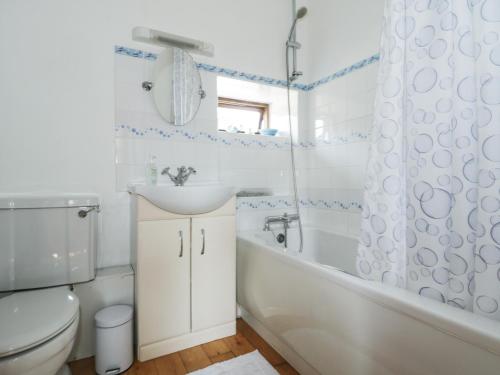 łazienka z umywalką, wanną i toaletą w obiekcie Bolton Barn w mieście Lenham