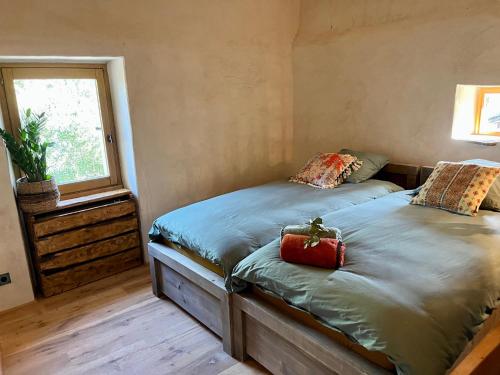 - une chambre avec 2 lits jumeaux et une fenêtre dans l'établissement Magnifique Bergerie Passione vue panoramique mer et maquis, à Cargèse