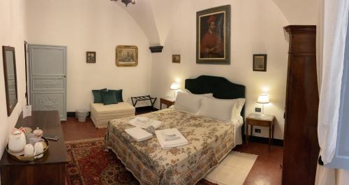 托伊拉諾的住宿－Bed & Breakfast Scià Dina，一间卧室配有一张床和一个沙发