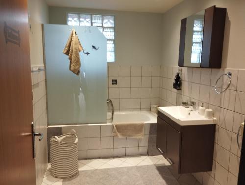 ein Bad mit einer Badewanne, einem Waschbecken und einer Dusche in der Unterkunft Active and Healthy Life Style in Zipárion