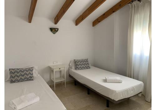 pokój z dwoma łóżkami i oknem w obiekcie Bungalow Amerador w mieście El Campello