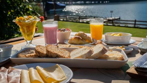 een tafel met een schaal brood en twee glazen sap bij Manzano Resort in Villa La Angostura