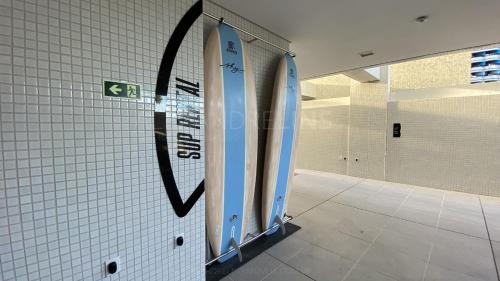 dos tablas de surf colgando en una pared en un baño en Sky Concept, en Maceió