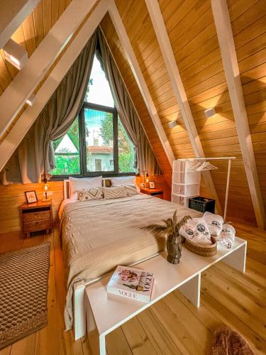 um quarto com uma cama grande num tecto de madeira em Cute Life Bungalow em Sapanca