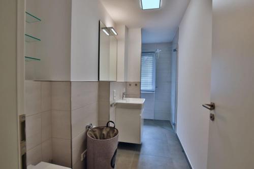 ein kleines Bad mit einem Waschbecken und einem WC in der Unterkunft Haus Sophie - Wohnung 2 mit Terrasse in Wangerooge